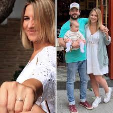 Si en casa hay un bebé, se debe incluir un chupete, una tetina y una pomada útil para la dermatitis de pañal. Aaron Guerrero Chechu En Medico De Familia Se Casa