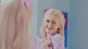Here is the thread for somi's latest release, 'dumb dumb'. Xpoblmiveucejm