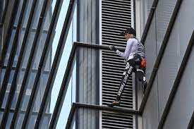 Le portail boursorama.com compte plus de 30 millions de visites mensuelles et plus de 290 millions de pages vues par mois, en moyenne. Who Is Alain Robert Why Is He Dubbed The French Spiderman And Why Was He Banned From Climbing Uk Buildings