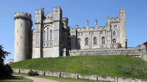 Arundel castle is located in the town of arundel on the south coast of england, the medieval castle has been the home of the earls of arundel and the dukes of the castle and its grounds offer visitors a historic heritage site located in scenic countryside offering an interesting day out for the whole family. Nhckyzwy Tly8m