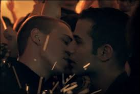 Resultado de imagem para beijo gay