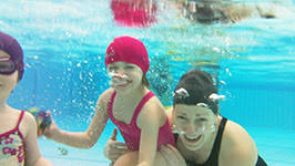 Il ne faut pas se tromper, les séances de bébé nageur ne sont pas destinées à l'apprentissage de la natation ! Minizou La Tronche Les Bebes Nageurs Du Jardin Aquatique