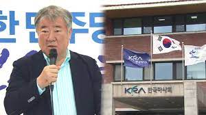 한편, 마사회 노동조합 등은 더불어민주당 3선 의원 출신인 김우남 한국마사회 회장이, 최근 자신의 측근을 마사회 간부로 채용하려다 이를 만류한 직원에게 욕설과 폭언을 했다는 의혹을 제기해 논란이. Outii1s Twmsnm