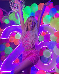 Danna paola hace poco afirmó en su cuenta de instagram que no se le debía inventar una relación con cada persona que la vieran. 3qnytqwe2 P5am