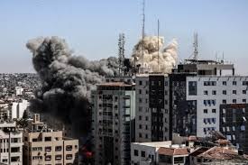 Media building in gaza collapses after israeli airstrike as palestinian rockets target tel aviv area. 8lnsassv Puwum
