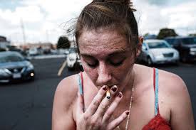 Heroïne spuiten in de auto, met je kleinkind op de achterbank