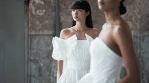 Die hochwertige handarbeit, die erlesenen materialien und die liebe zum detail lässt sich bei jedem unserer modelle ganz deutlich spüren und sehen. Tragerlose Brautkleider 9 Inspirierende Modelle Aus Den Brautmodekollektionen 2021 Vogue Germany