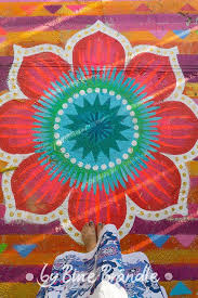 Riesen Blume Auf Beton Malen Eine Bunte Und Ausgefallene Idee Fur Den Garten U Painted Rug Window Art Painted Floor