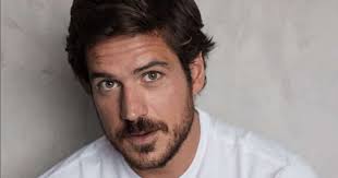 Ex-galã da Globo, Marco Pigossi se casa na Itália com noivo cineasta; veja