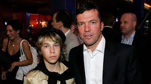 This biography profiles his childhood, life, football career, achievements and timeline. Lothar Matthaus Zum Vierten Mal Vater Leute Bild De