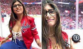 Porn star Mia Khalifa needs surgery on her breast after it deflated |  Daily Mail Online