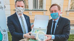 Petr arenberger, director of the university hospital kralovske vinohrady university hospital in prague, and professor and chairman at the department of dermatology. Tchaj Wan Daroval Cesku 25 Ventilatoru Slouzit Budou V Prazskych Nemocnicich Prazskyden Cz