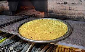 Porre l`acqua in una capace terrina e, rimestando, versarvi lentamente la farina. C Era Una Volta Un Cece Giornata Nazionale Della Farinata E Della Torta Di Ceci Il Calendario Del Cibo Italiano