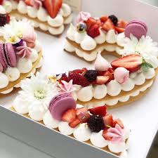 Cette Jeune Patissiere Est La Reine Des Gateaux D Anniversaire Sur Instagram Recette Gateau Danniversaire Gateau Anniversaire Gateau Moelleux