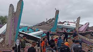 Keluarga besar pmi menyampaikan duka mendalam atas bencana #gempa bumi di sulawesi barat. Tolong Pasien Dan Perawat Terjebak Di Rs Yang Ambruk Diguncang Gempa Di Mamuju Sulbar Regional Liputan6 Com