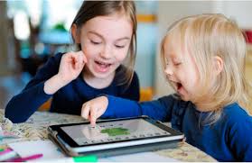 Cuando oímos hablar de material montessori, en la mayoría de ocasiones nos viene a la mente la famosa torre rosa montessori, en otras directamente cuando no conocemos materiales, relacionamos método montessori con algo muy caro, ya que es lo que nos suelen vender en los medios, por ejemplo, al decir que es elitista, que las escuelas son privadas, etc. Beneficios Del Aprendizaje A Traves Del Juego Equipamiento Para Centros Educativos