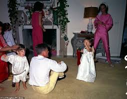 A childhood photo of caroline kennedy, daughter of john f. Jfk S Last Christmas Photos Offer A Look At The 35th President S 1962 Holiday With His Family Express Digest