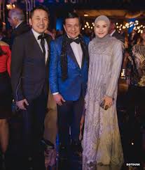 Contoh baju muslim zahra, contoh model baju muslim 2014, desain baju muslim batik, desain baju muslim modern 2015, desain baju muslim wanita modern, distributor baju muslim. Ootd Kondangan Zaskia Adya Mecca Gayanya Effortless Dan Simpel