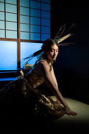 多様な文化を吸収し、声を“編んでいく”こと ── 世界中の「歌」に触れたコムアイがたどり着いた新たな境地。 | Vogue Japan
