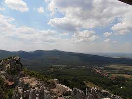 A regéci vár több helyen párkánymagasságig fennmaradt, romos keleti reneszánsz palotaszárnya hagyományos falazási technikával, a pincétől a tetőzetig kiegészítést nyert, és falai között megnyílt a „főúri pompa a várfalak között című élményalapú kiállítás. File Regeci Var A Toronybol Jpg Wikimedia Commons