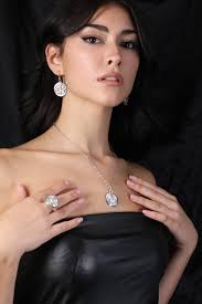 Laura Bianco: viaggio nell'arte dei gioielli dall'anima sarda