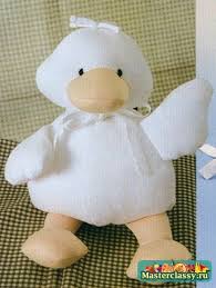 A collection of the best free stuffed animal patterns & tutorials on the web! Myagkie Igrushki Svoimi Rukami Utenok Vykrojka Modeles Jouets En Peluche Coudre Des Animaux En Peluche Poupees Souples