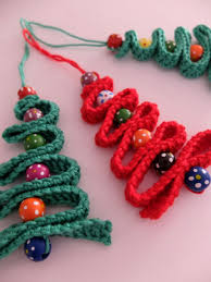 Guirlande de mini pulls mini bonnets mini moufles mini écharpes en laine de noël pour décorer votre cheminée ou votre sapin. Sapin De Noel Perles En Bois Et Crochet Arbres De Noel En Crochet Deco Noel Tricot Crochet Noel Crochet Tuto