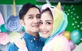 Dari pernikahan mereka, dikaruniai seorang putri cantik bernama adira kania. Diterpa Isu Cerai Ririn Dwi Ariyanti Aldi Bragi Kena Karma Tikung Ikke Nurjanah