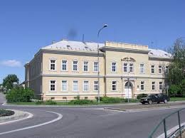 Kde se natáčel film obecná škola, ve kterém účinkují jan tříska, zdeněk svěrák, libuše šafránková, rudolf hrušínský. Hulin Byv Obecna Skola Mapio Net