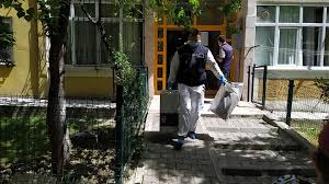 Annesinin kanı yüzüne dahi bulaşmış olan genç adam, annesini öldürmediğini ileri sürerek intihar ettiğini ileri sürdü. Istanbul Da Annesini Satirla Olduren Zanli Annem Bana Bicak Cekti Ntv