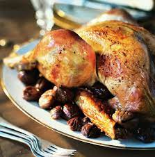 Une vision actuelle et épurée d'un classique. Recette Dinde Roties Et Sa Farce Aux Marrons Foie Gras Boudins Et Truffe Marie Claire