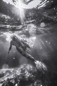 Nàng tiên cá đen trắng trong nước | Hình ảnh do AI tạo