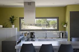 La salle en mezzanine sur l'arrière (et sa fenêtre sur cour) sert de terrasse aux beaux jours. Fenetre De Cuisine Les Differentes Solutions D Ouvertures