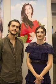 Direniş karatay filminin setinde aşk yaşamaya başlayan alperen duymaz ve burcu özberk ilk kez el ele görüntülendi. Alperen Duymaz And Burcu Ozberk Photos News And Videos Trivia And Quotes Famousfix