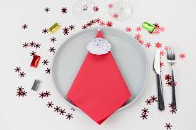 Dénichées sur la toile ou un peu de légèreté avec ce papillon en serviette de papier pour la décoration de votre table. Pliage Serviette Noel Pour Un Arrangement Sophistique De La Table De Noel