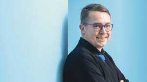 Je přednosta institutu askepion, stomatochirurg, předseda společnosti estetické a laserové medicíny a prezident české stomatologické komory. Po Padu Socialismu Byl Roman Smucler Ochoten Spat Na Podlaze Autobusu Jen Aby Mohl Cestovat Hospodarske Noviny Ihned Cz