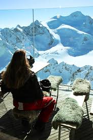 Het gebouw is modern en biedt een panoramisch uitzicht op maar liefst 50 bergtoppen boven de 3000 meter. Schneevorhersage Berichte Schneebedingungen