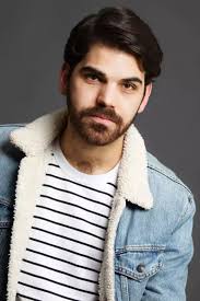 Él es Daniel Rodríguez Fierro, actor de Mamma Mia y fundador de Akampa