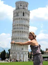 We Love Pisa The 12 Most Awesome Pictures Of Tourists Posing At The Leaning Tower Of Pisa Boredbug Pisa Leaning Tower Of Pisa Pisa Tower