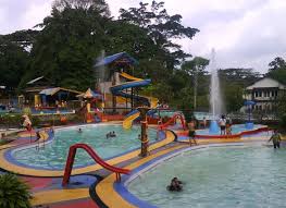 Sebuah kolam renang menyajikan pemandangan luar biasa. Pesona Keindahan Obyek Wisata Taman Mangkubumi Indah Di Tasikmalaya Jawa Barat Ihategreenjello