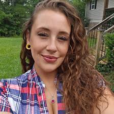 Distinguishing between a duckling and a gosling can be challenging,  especially for beginners. Here's a concise summary to