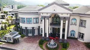 Unit kontena juga tidak mengecewakan kerana sungguhpun ruang dalaman agak terhad namun kawasan luarnya sangat. Jom Tengok Banglo Neelofa Chef Wan 10 Selebriti Malaysia Ni Propertyguru Malaysia