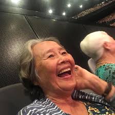 Cô gái 17 tuổi làm thêm đưa bà đi gặp thần tượng ở Úc "gây bão"