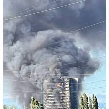 Cinque le squadre dei vigili del fuoco impegnate nei soccorsi, evacuate due abitazioni limitrofe alla zona. Lhn0p5i2mcnq2m
