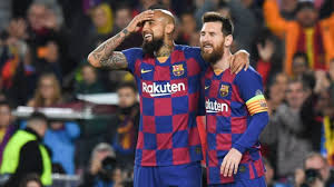 Arturo vidal está hospitalizado tras dar positivo por coronavirus, de modo que se perderá los dos próximos partidos de chile en la clasificación para la copa del mundo 2022, inclui. Arturo Vidal In Barcelona Er Grillt Mit Messi Sport Sz De