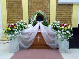 Berbagai macam wadah dapat digunakan untuk pengaturan seperti vas bening dengan batu berwarna yang. Gambar Rangkaian Bunga Altar Info Lif Co Id