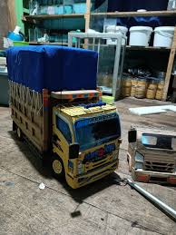 Ide pun muncul untuk membuat miniatur truk. Miniatur Truk Margojoyo Papercraft Lembaran Stiker Skala Jumbo Shopee Indonesia