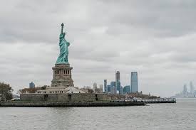 Au pied de la structure se trouvent des chaines brisées qui symbolisent la liberté. Statue Of Liberty And Ellis Island Guided Tour Nyc 2021 New York City