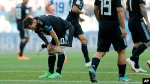 Finaliste du mondial de 2014, l'argentine voudra se reprendre le 21 juin, face aux croates. Messi Rate Un Penalty Et L Argentine Dechante Contre L Islande 1 1