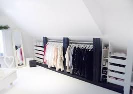 Dressing Mansarde Sous Le Toit Avec Ouvert Espace De Rangement Miroir Et Lit Armoire Dressing Sous Combles Dressing Mansarde Dressing Sous Pente